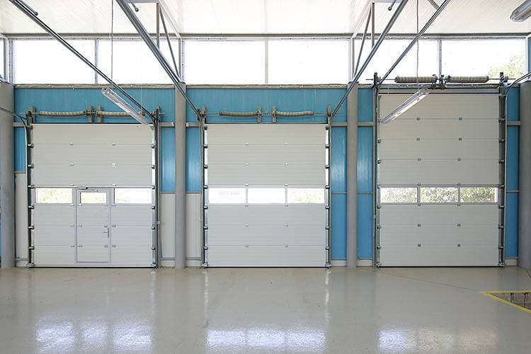 Les portes automatiques s'utilisent aussi en indudtrie. Très résistantes - PROP ASSUR IT & Telecom Solutions in Benin, Togo, and Africa