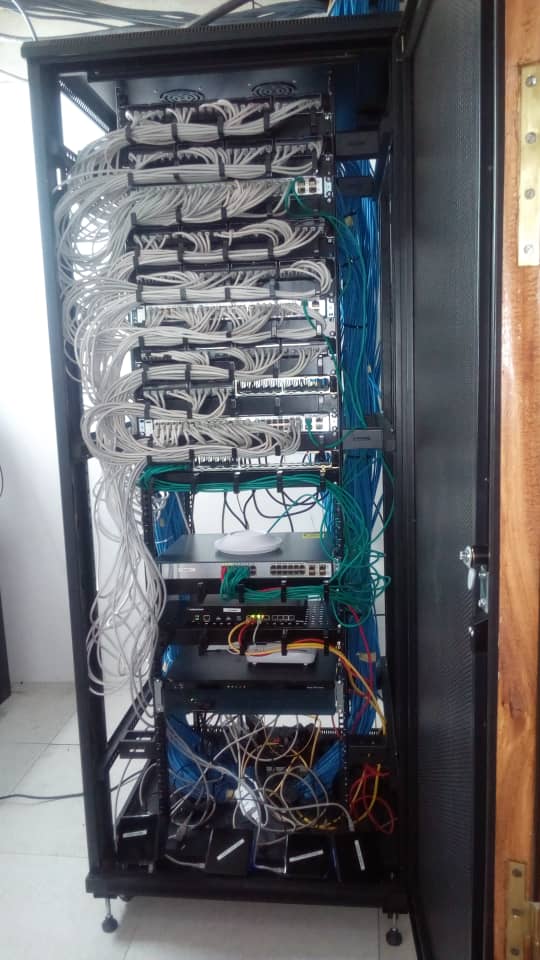 Prop Assur - Baie de brassage (rack réseau) d'un nouveau réseau - PROP ASSUR IT & Telecom Solutions in Benin, Togo, and Africa